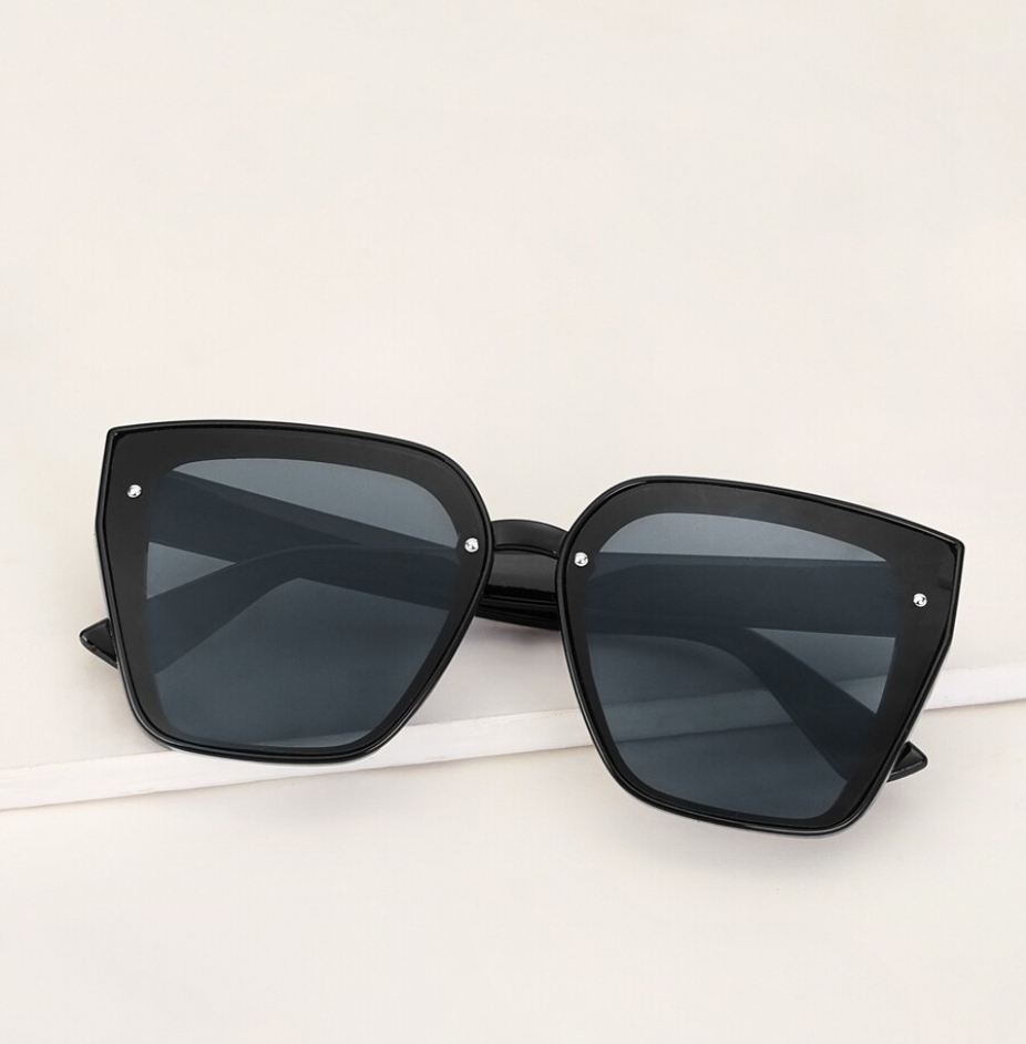 Black Flat Lens Shades – One of a Kind Curves
